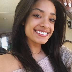 Meet your Posher, Fatima